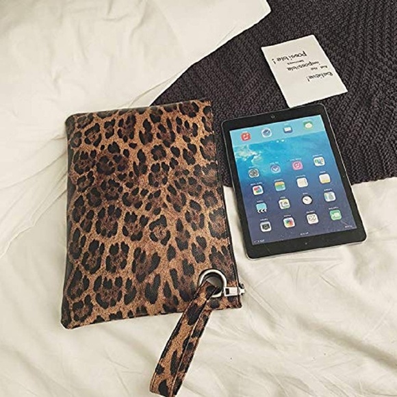 🆕️ Oversized Leopard Clutch - Picture 4 of 8